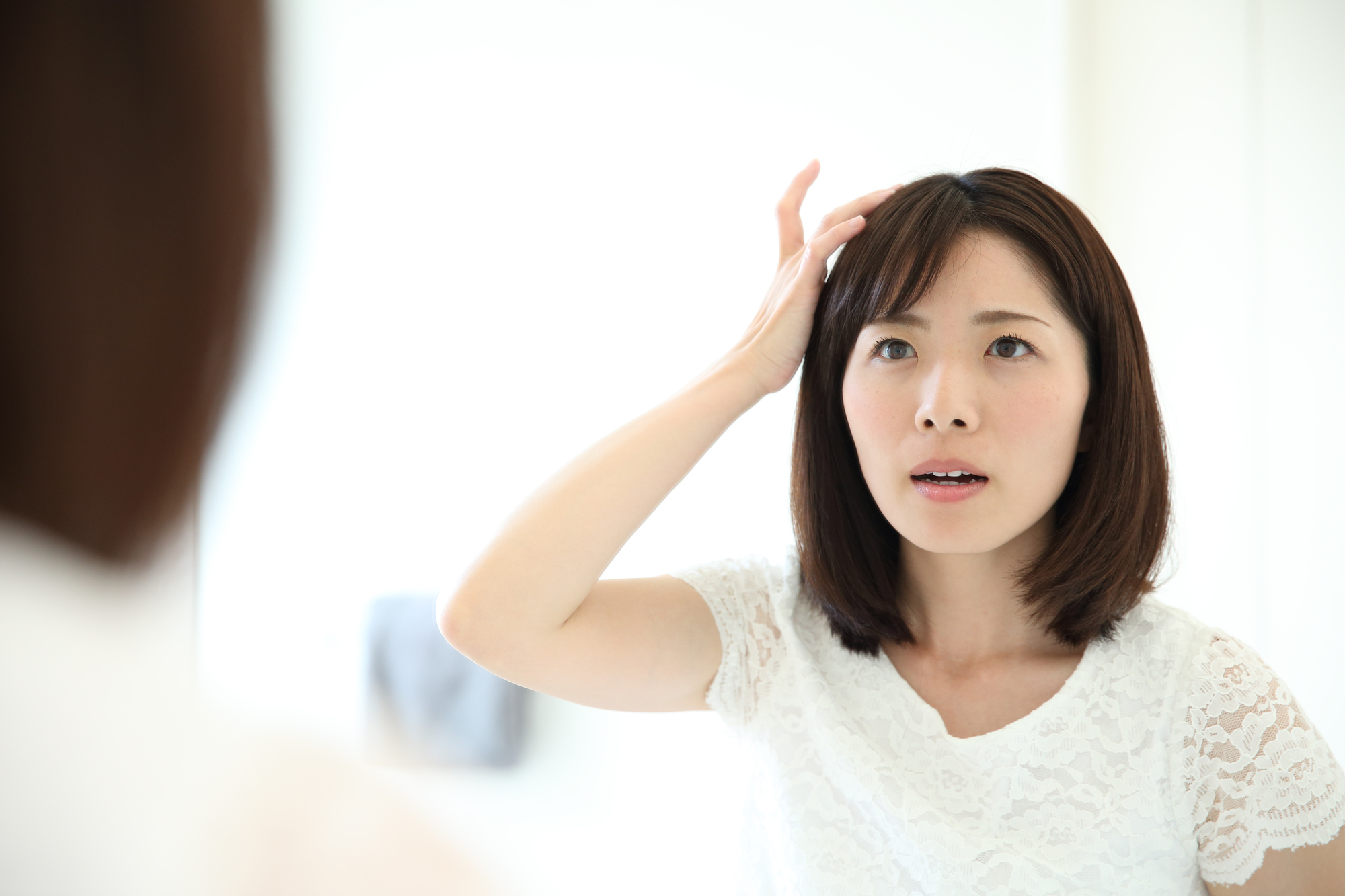 前髪の抜け毛 薄毛が気になる 女性の薄毛の原因と対策 薄毛対策室