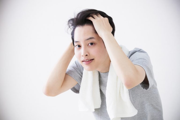 前髪の抜け毛はなぜ起きる？原因を知って対策に活かそう！ 薄毛対策室