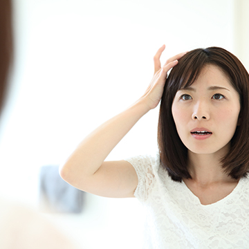 前髪の抜け毛・薄毛が気になる… 女性の薄毛の原因と対策