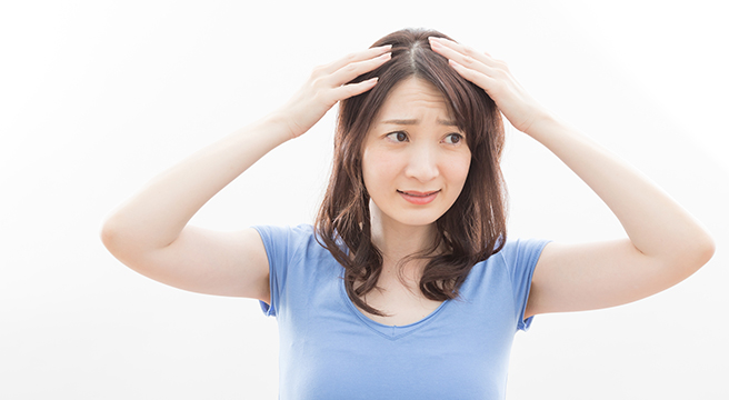 分け目が薄い女性が増えているって本当 若くても薄毛の症状が起きる理由とは 薄毛対策室