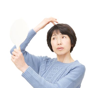 女性に多い薄毛とは？びまん性脱毛症の一般的な症状や原因を解説