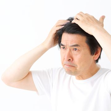 前髪の抜け毛はAGAの兆候？考えられる原因と予防方法とは？